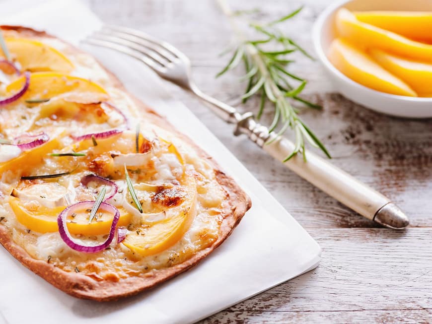 Hmm, einfach köstlich: Flammkuchen mit Birne und Camembert