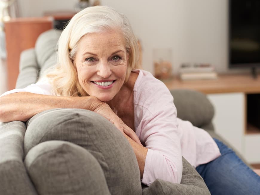Seniorin auf dem Sofa