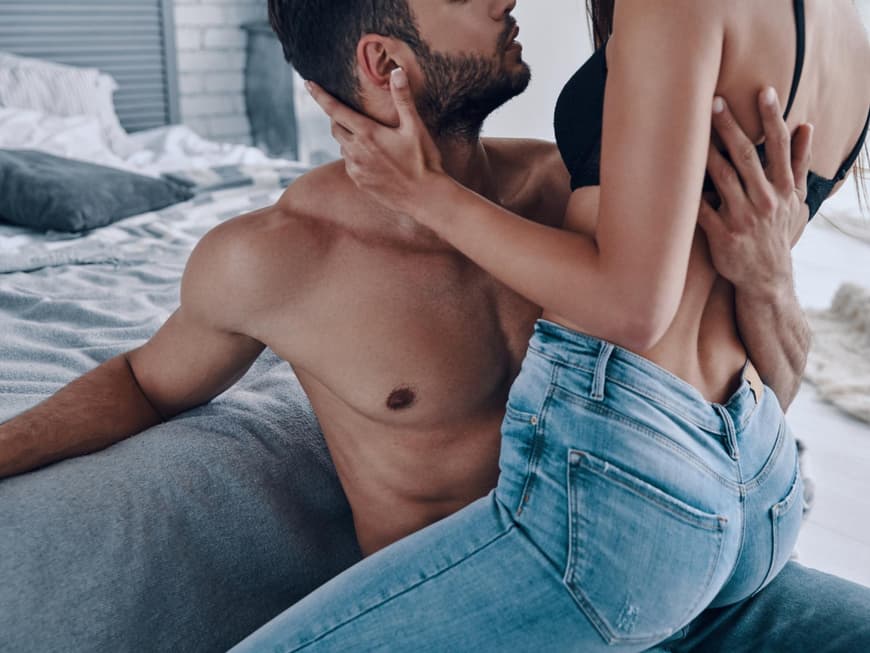 Mann und Frau haben ein erotisches Date