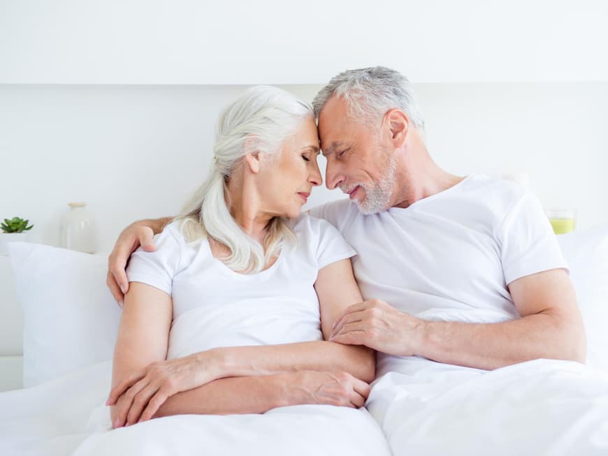 Älteres Paar im Bett