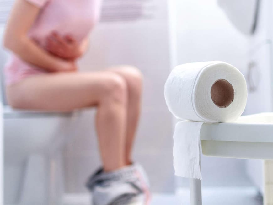 Frau auf Toilette