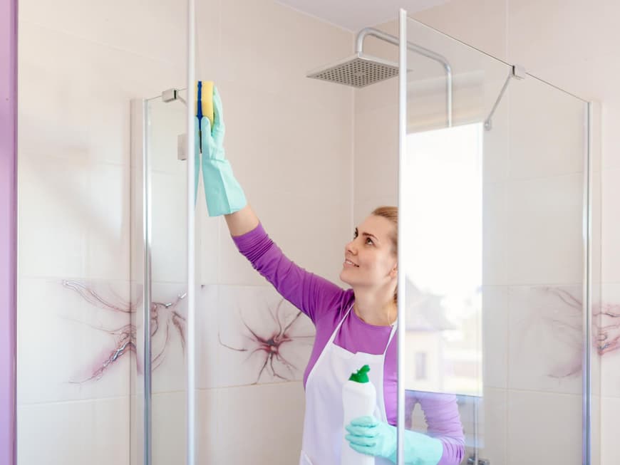 Frau putzt Dusche