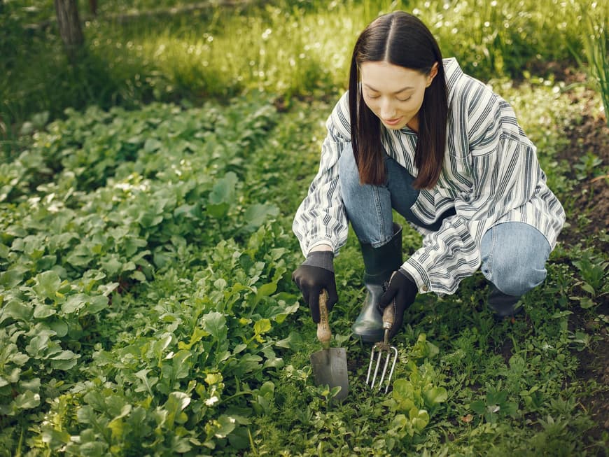 Frau im Garten