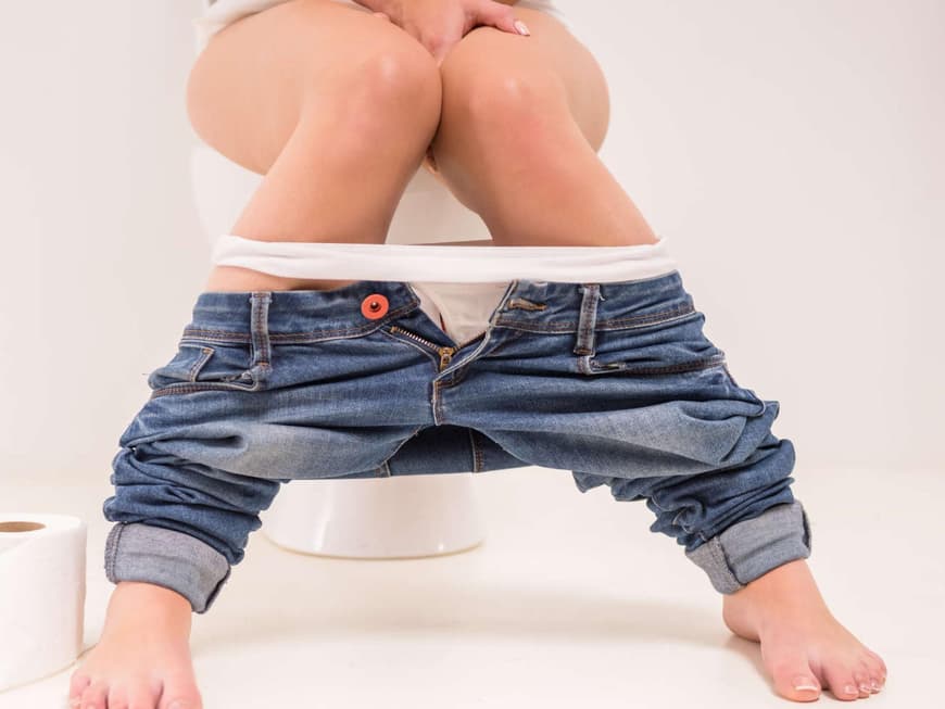 Frau auf der Toilette