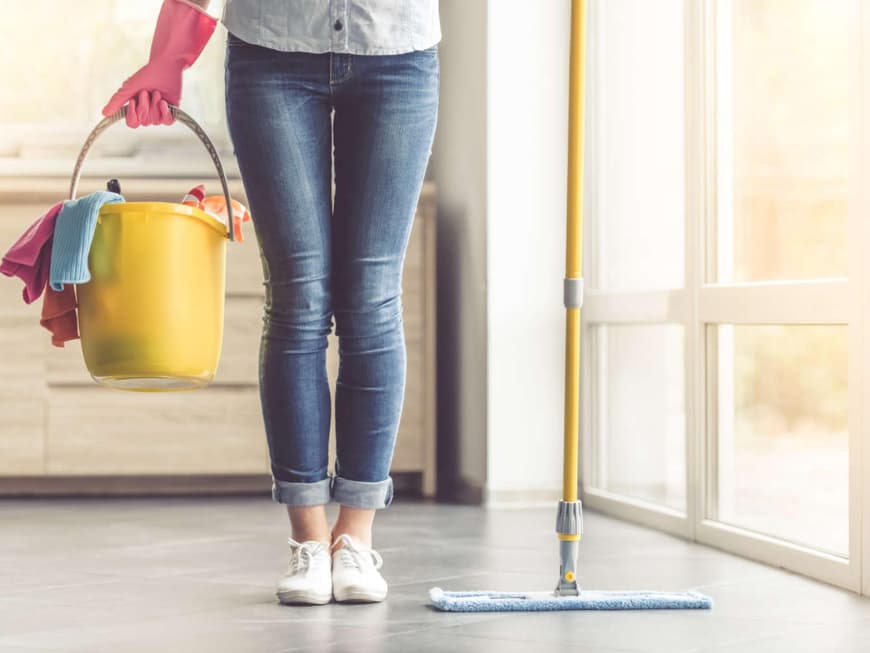 Putzen: Frau mit Wischmop und Eimer