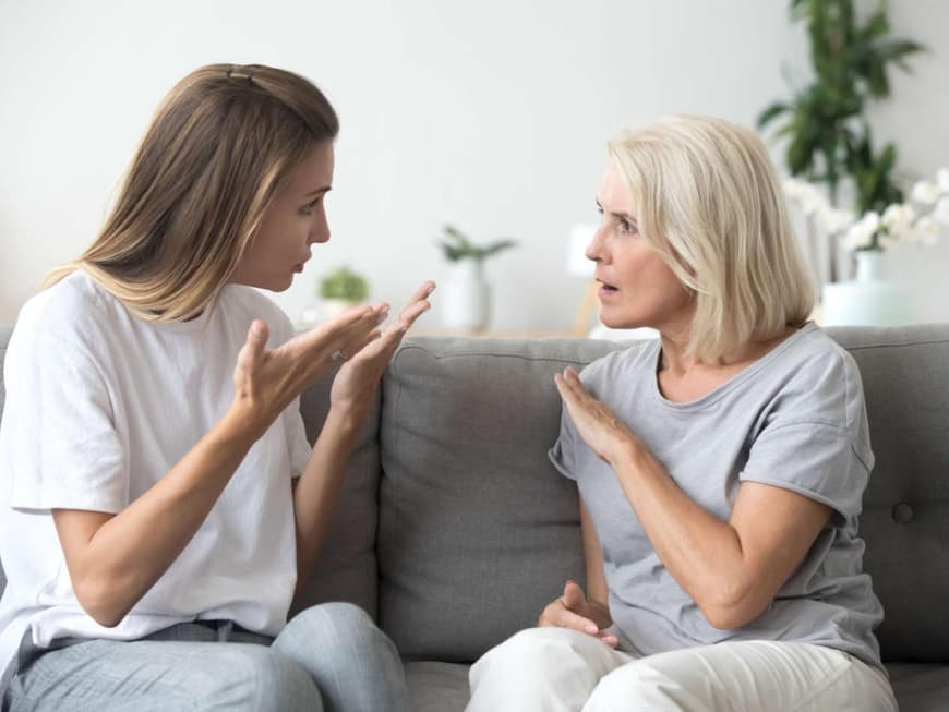 Mutter und Tochter haben Streit