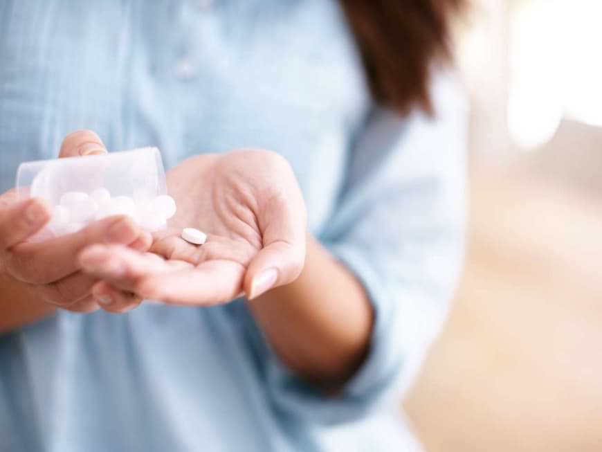 Frau mit Tabletten
