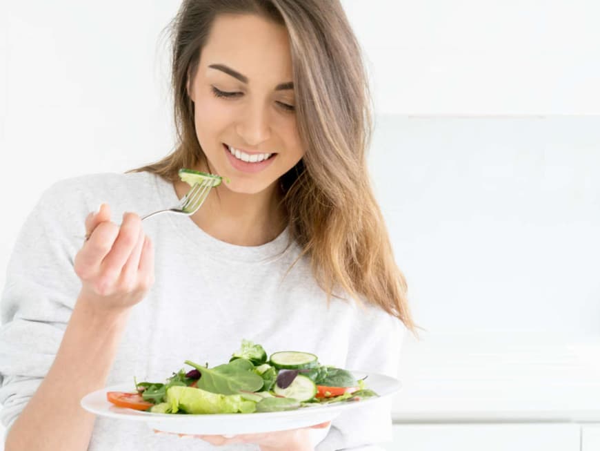 Frau isst Salat