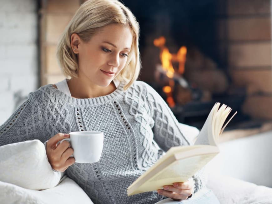 Frau mit Buch