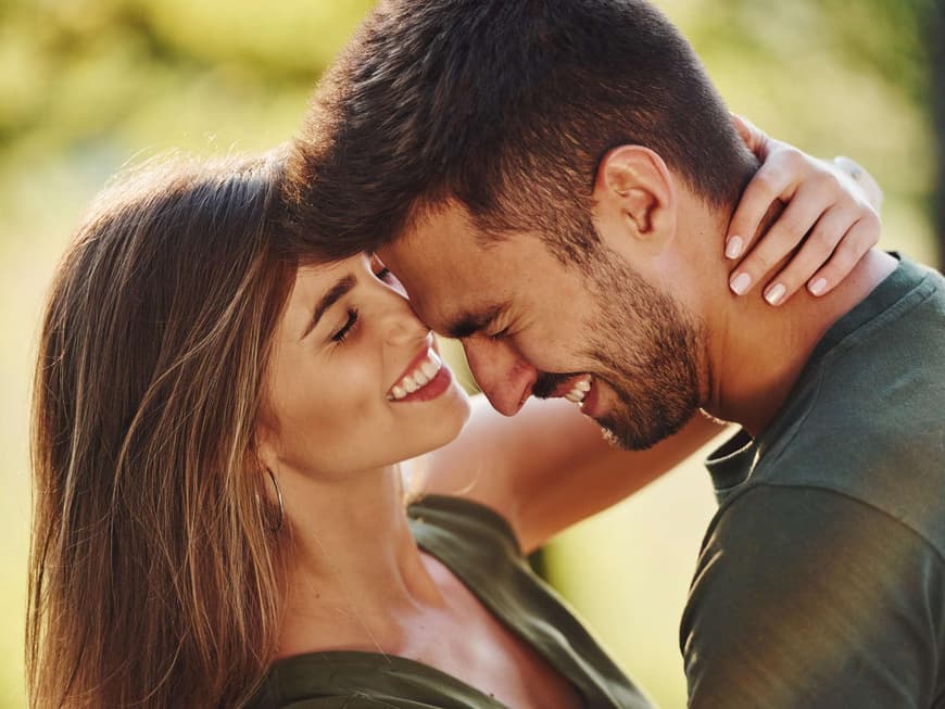 Mann und Frau lachen