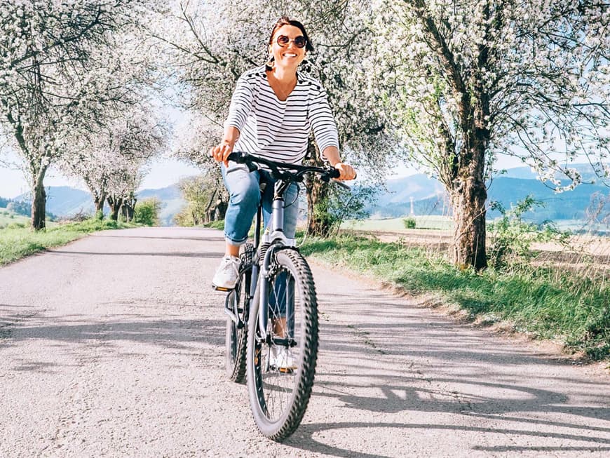 Frau auf Fahrrad