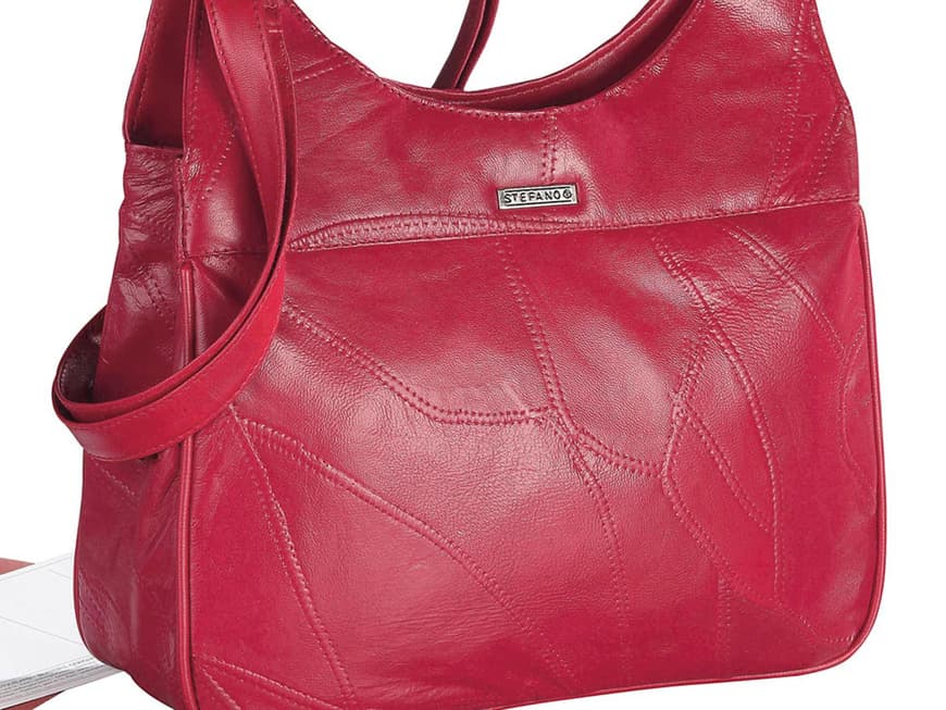 Dazu passt die rote Tasche perfekt