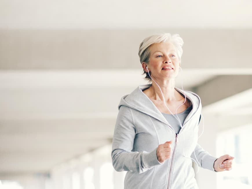 Seniorin hält sich mit Joggen in Bewegung