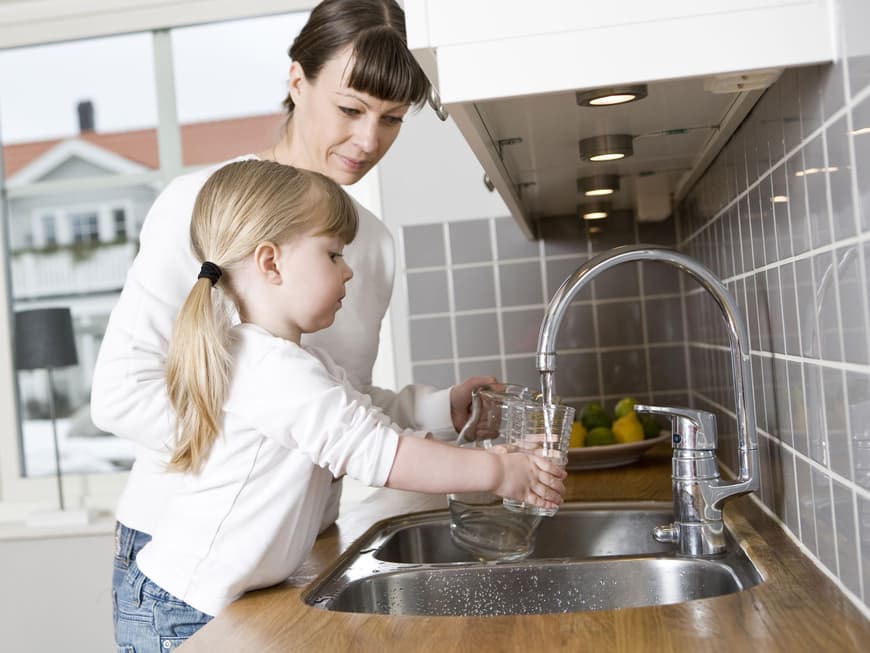 Trinkwasser: Lieber Leitungswasser oder Mineralwasser?