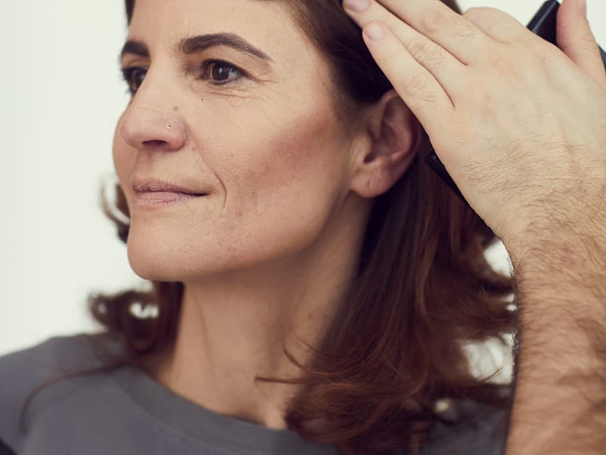 Gesicht modellieren: Mit der Technik Contouring schattiert der Experte Cynthias Gesichtspartien unterschiedlich stark.