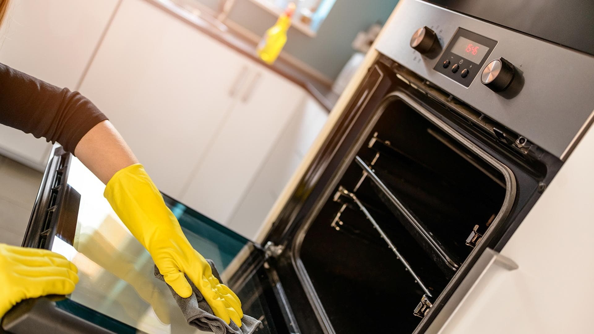 4 clevere Putztipps für den Backofen